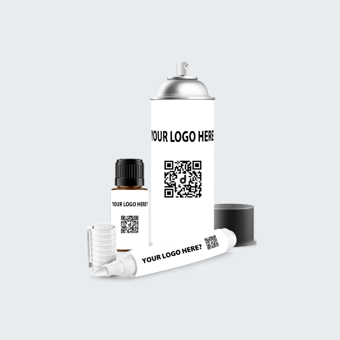 Een spuitbus, stift en klein glazen flesje met een wit etiket waarop staat beschreven "Uw logo hier" om een indicatie te geven van private label